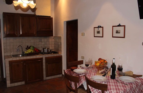 Colle di Val d'Elsa House | Cosy apartment in villa for 2 guests with pool, TV, patio, pets allowed and parking