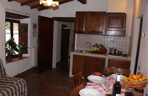 Colle di Val d'Elsa House | Cosy apartment in villa for 2 guests with pool, TV, patio, pets allowed and parking