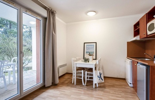 Le Verdon-sur-Mer Apartment | Cosy apartment for 4 people with pool, WIFI, TV, terrace and pets allowed