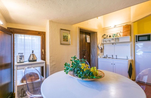Casale Marittimo Apartment | Cosy apartment for 2 guests with WIFI, terrace and pets allowed