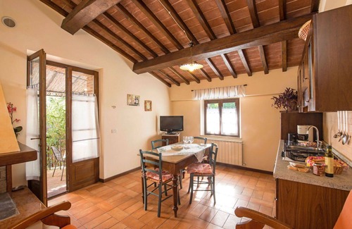 Popoltaio-Schiacciato Villa | Cosy apartment in villa for 4 guests with pool, A/C, WIFI, TV and patio