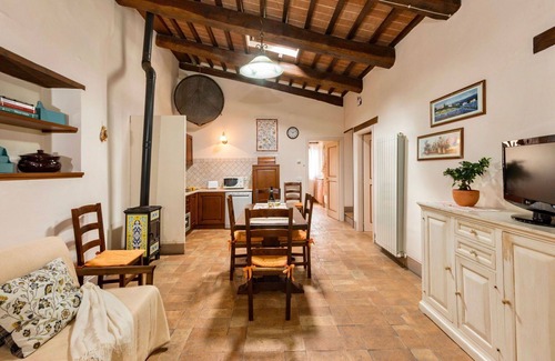 Popoltaio-Schiacciato Villa | Cosy apartment in villa for 8 guests with WIFI, pool, A/C, TV and patio