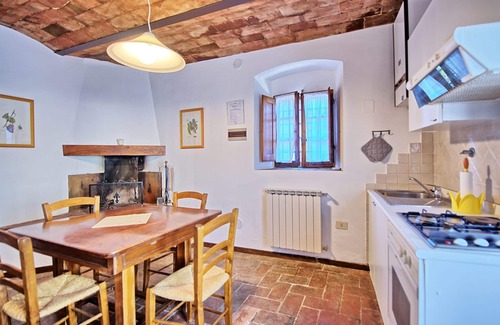 San Casciano in Val di Pesa Apartment | Cosy apartment with WIFI, A/C, pool, TV and pets allowed, close to Greve In Chianti