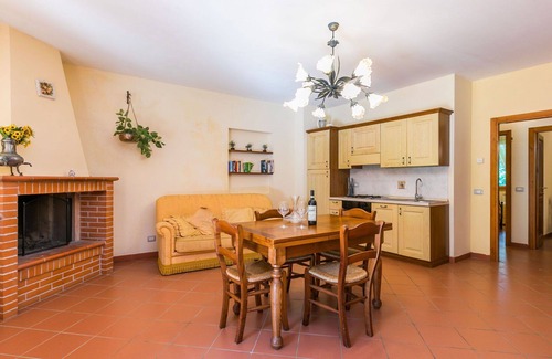 Badia Agnano Apartment | Cosy apartment with WIFI, private pool, TV, patio, pets allowed, panoramic view and parking