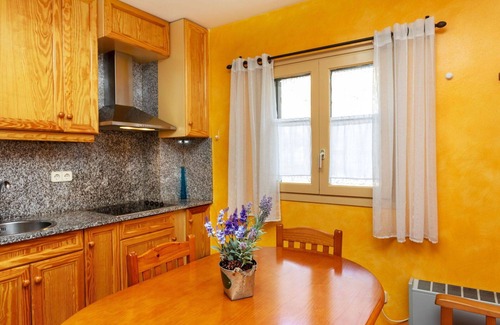 Taull Apartment | Cosy apartment for 3 guests with pool and TV