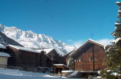 Saas Almagell Apartment | Cosy apartment for 4 people with WIFI, hot tub, TV and balcony