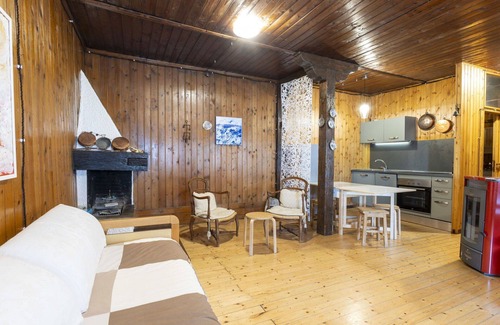 Campodolcino Apartment | Cosy apartment for 4 people with WIFI, TV, pets allowed and parking