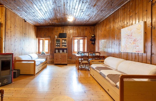 Campodolcino Apartment | Cosy apartment for 4 people with WIFI, TV, pets allowed and parking