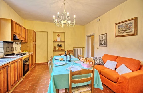 San Gimignano Apartment | Cosy apartment for 4 guests with A/C, pool, WIFI and TV