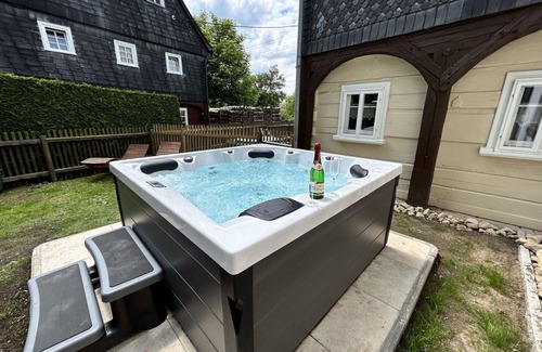 Grossschoenau Apartment | Cosy apartment for 12 people with hot tub, WIFI, TV, patio, pets allowed and parking