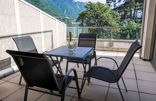 Montreux Apartment | Cosy apartment for 2 people with pool, WIFI, A/C, TV, terrace and panoramic view