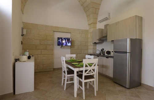 Vernole Apartment | Cosy apartment for 2 people with WIFI, A/C, TV, pets allowed and parking