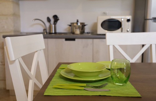 Vernole Apartment | Cosy apartment for 2 people with WIFI, A/C, TV, pets allowed and parking