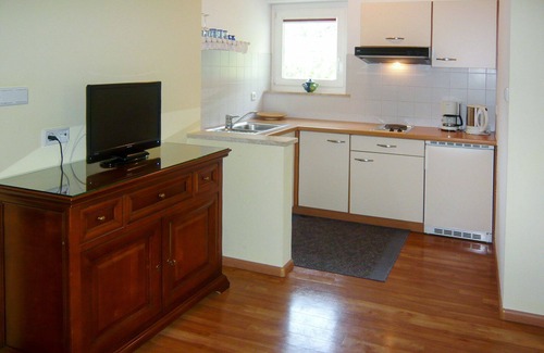 Merano Apartment | Cosy apartment for 3 people with WIFI, pool, TV, balcony, pets allowed and parking