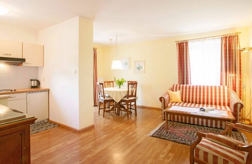 Merano Apartment | Cosy apartment for 3 people with WIFI, pool, TV, balcony, pets allowed and parking