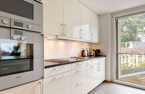 Montreux Apartment | Cosy apartment for 4 guests with WIFI, hot tub, pool, A/C, TV, balcony, panoramic view and parking