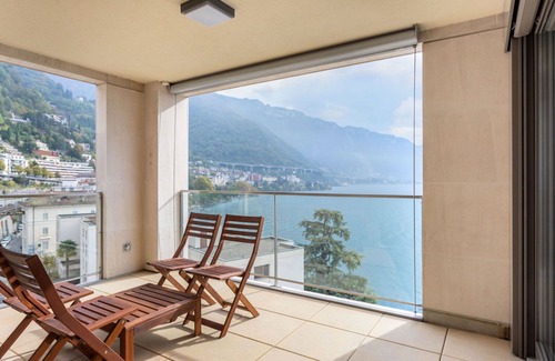 Montreux Apartment | Cosy apartment for 4 guests with WIFI, hot tub, pool, A/C, TV, balcony, panoramic view and parking