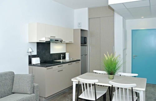 Jonzac Apartment | Cosy apartment for 4 guests with WIFI, A/C, TV, balcony, pets allowed and parking