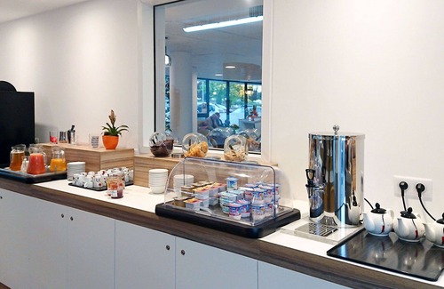 Jonzac Apartment | Cosy apartment for 4 guests with WIFI, A/C, TV, balcony, pets allowed and parking