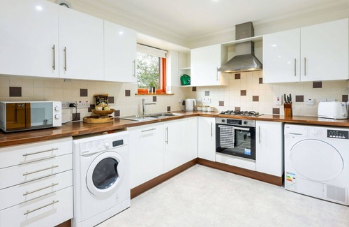 Forres Apartment | Cosy apartment for 4 guests with WIFI, TV and balcony