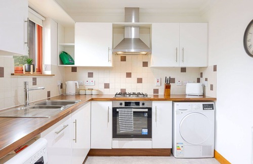 Forres Apartment | Cosy apartment for 4 guests with WIFI, TV and balcony