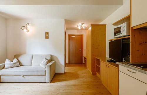 Solda Apartment | Cosy apartment for 4 guests with WIFI, TV, terrace, pets allowed, panoramic view and parking