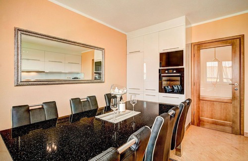 Umag Apartment | Cosy apartment for 4 guests with A/C, hot tub, WIFI, TV, terrace and parking