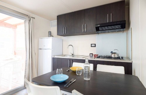 Peschici Apartment | Cosy apartment for 4 guests with A/C, TV, terrace, pets allowed and parking