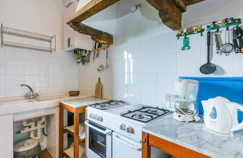 Pescia Apartment | Cosy apartment for 4 people with WIFI, pool, TV, patio and pets allowed