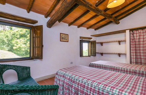 Pescia Apartment | Cosy apartment for 4 people with WIFI, pool, TV, patio and pets allowed