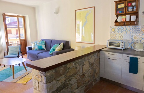 Meina Apartment | Cosy apartment for 4 people with WIFI, TV, terrace and pets allowed