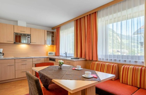 Mayrhofen Apartment | Cosy apartment for 5 people with WIFI, TV, balcony, pets allowed and parking