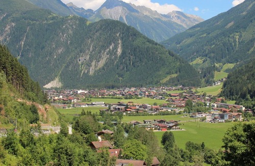 Mayrhofen Apartment | Cosy apartment for 5 people with WIFI, TV, balcony, pets allowed and parking