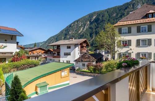 Mayrhofen Apartment | Cosy apartment for 5 people with WIFI, TV, balcony, pets allowed and parking