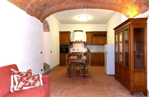 Dicomano Apartment | Cosy apartment for 5 people with WIFI, pool, TV, pets allowed and parking