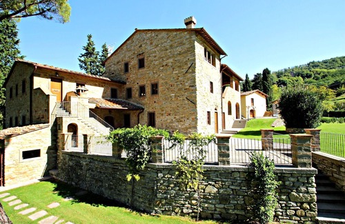 Dicomano Apartment | Cosy apartment for 5 people with WIFI, pool, TV, pets allowed and parking