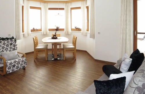 Hippach Apartment | Cosy apartment for 6 guests with WIFI, TV, terrace and parking