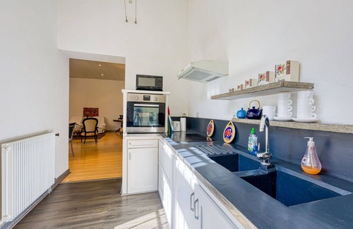 Beziers City Centre Apartment | Cosy apartment for 6 guests with WIFI, TV, patio and pets allowed