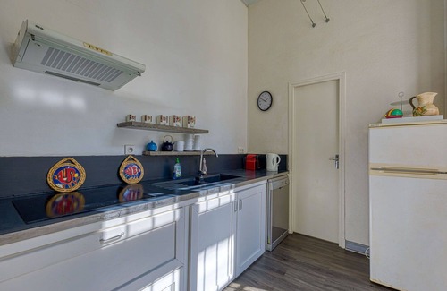 Beziers City Centre Apartment | Cosy apartment for 6 guests with WIFI, TV, patio and pets allowed