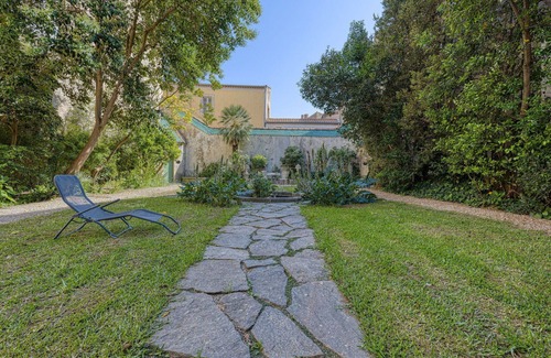 Beziers City Centre Apartment | Cosy apartment for 6 guests with WIFI, TV, patio and pets allowed