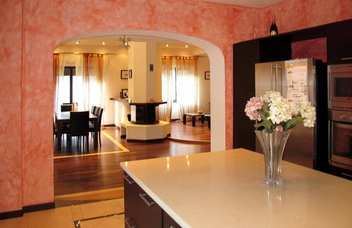 Casoli Apartment | Cosy apartment for 6 guests with WIFI, pool, hot tub, TV, patio and parking