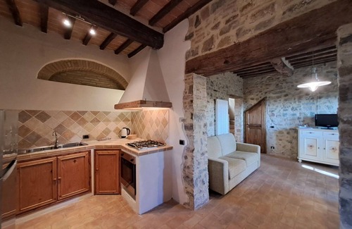 Poggibonsi Apartment | Cosy apartment for 6 people with pool, WIFI, A/C, TV and panoramic view, close to San Gimignano