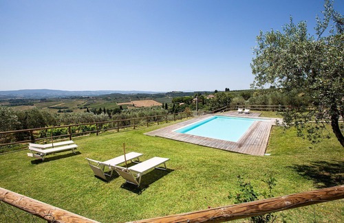 Poggibonsi Apartment | Cosy apartment for 6 people with pool, WIFI, A/C, TV and panoramic view, close to San Gimignano