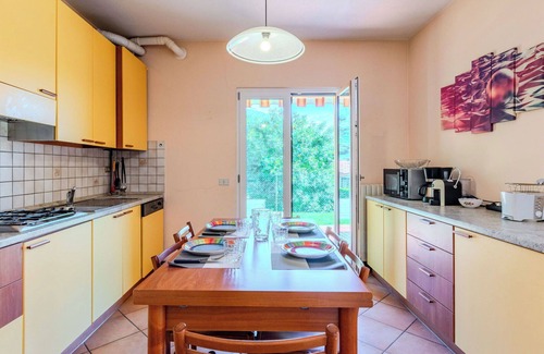 Trezzone Apartment | Cosy apartment for 6 guests with WIFI, A/C, TV, patio and panoramic view