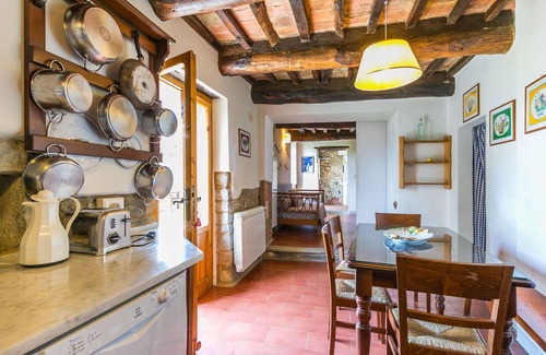 Pescia Apartment | Cosy apartment for 6 people with pool, WIFI, TV, patio and pets allowed