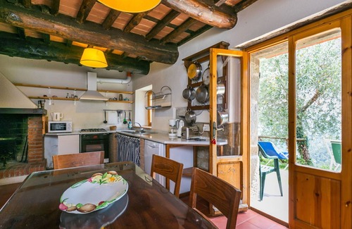 Pescia Apartment | Cosy apartment for 6 people with pool, WIFI, TV, patio and pets allowed