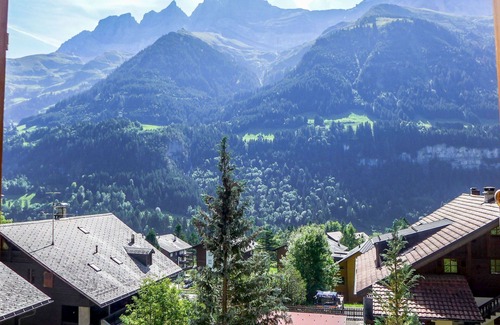 Champery Apartment | Cosy apartment for 7 guests with WIFI, TV, patio and panoramic view