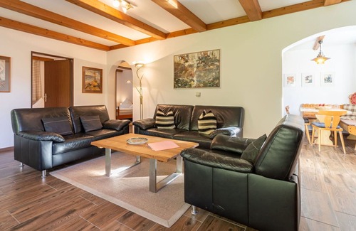 Arrach Apartment | Cosy apartment for 12 guests with WIFI, TV, patio, pets allowed and parking