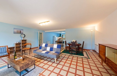 La Palmyre Apartment | Cosy apartment for 10 guests with WIFI, TV, terrace and pets allowed