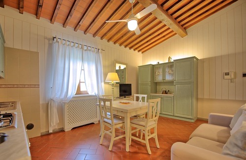 Montespertoli Apartment | Cosy apartment for 4 people with A/C, WIFI, pool and TV
